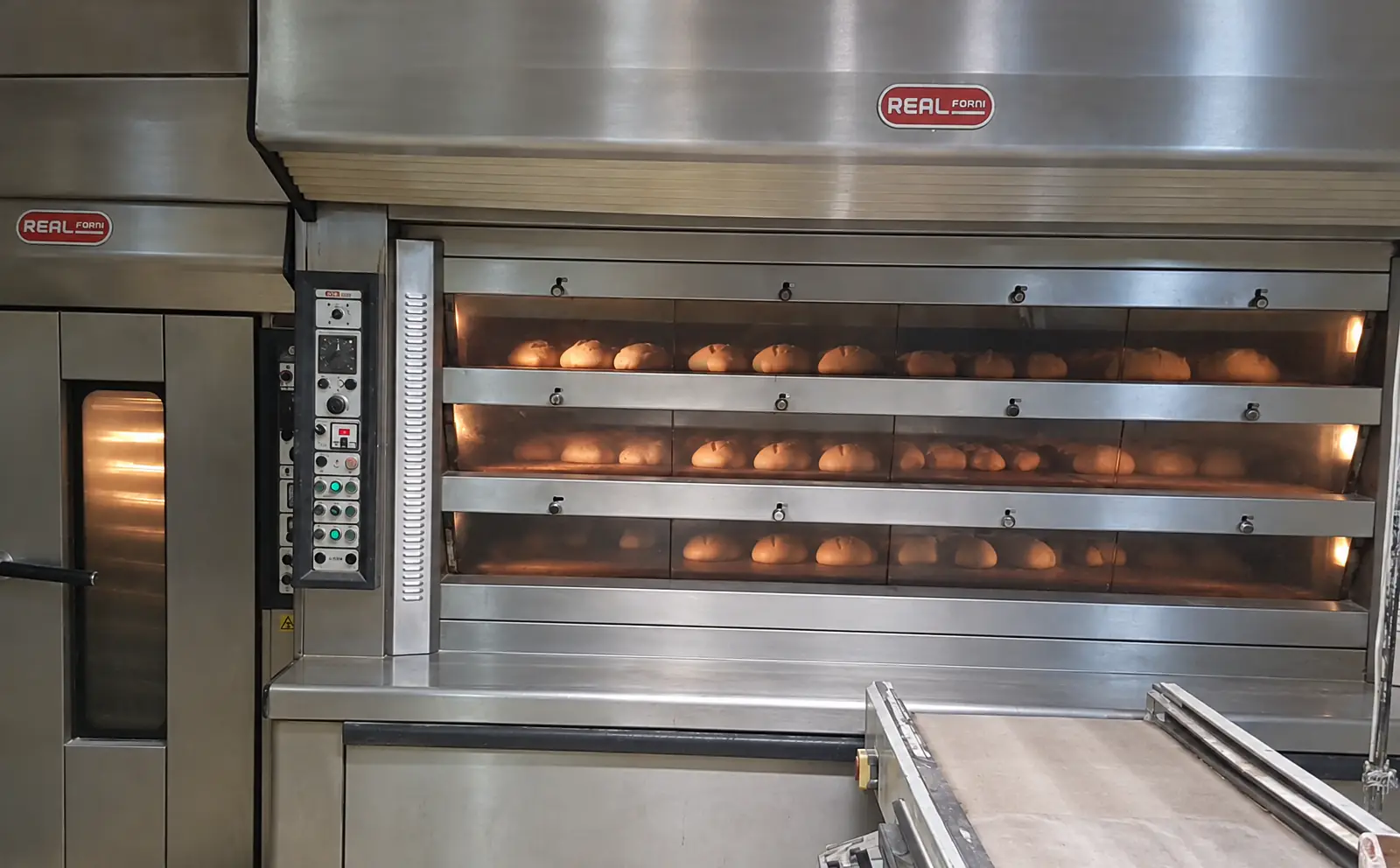 Il nostro forno a piani acceso, con il pane che cuoce nelle tre camere.